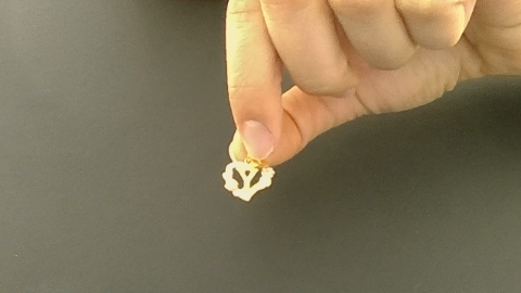 Dijes Fancy heart tallado con letra 14k Weight 1.12g
